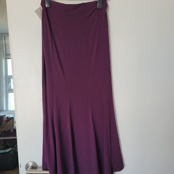 Timeless deep rich-colour coordinated assemble: flowy top and tulip skirt - Picture 4 of 11